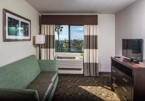 ein Wohnzimmer mit einem Sofa und einem großen Fenster in der Unterkunft Holiday Inn Express Hotel & Suites Carlsbad Beach, an IHG Hotel in Carlsbad