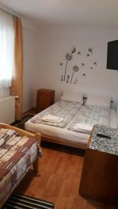 - une chambre avec un lit avec des oiseaux sur le mur dans l'établissement Molnár Vendeghaz, à Praid