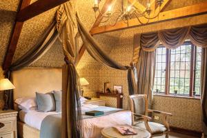 Кровать или кровати в номере Langshott Manor - Luxury Hotel Gatwick