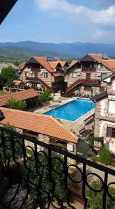 een uitzicht op een resort met een zwembad bij Apartments Dan Dar in Nov Dojran