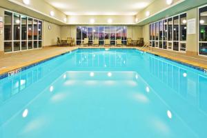 une grande piscine d'eau bleue dans l'établissement Holiday Inn Express Hotel & Suites Ooltewah Springs - Chattanooga, an IHG Hotel, à Ooltewah