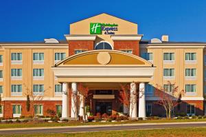 une image d'un bâtiment d'hôtel avec un panneau sur celui-ci dans l'établissement Holiday Inn Express Hotel & Suites Ooltewah Springs - Chattanooga, an IHG Hotel, à Ooltewah