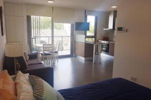 EXCELENTE y completisimo monoambiente con cochera的厨房或小厨房