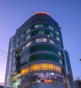 um edifício de escritórios de vidro alto com muitas janelas em New Day Hotel em Addis Ababa
