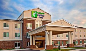 een hotelgebouw met een Hilton Express hotel bij Holiday Inn Express Hotel & Suites - Dubuque West, an IHG Hotel in Dubuque