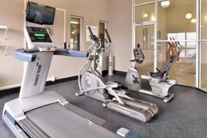 een fitnessruimte met 2 hometrainers en een loopband bij Holiday Inn Express & Suites St Marys, an IHG Hotel in Grandview