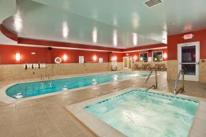 ein großer Pool in einem Hotelzimmer mit großer Badewanne in der Unterkunft Holiday Inn Express & Suites Dayton South - I-675, an IHG Hotel in Shanersville