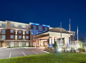 Holiday Inn Express & Suites Dayton South - I-675 by IHG في Shanersville: تقديم فندق بموقف