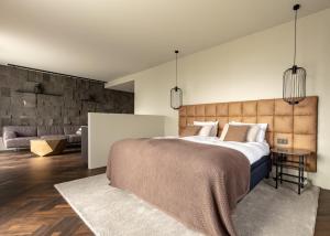 um quarto com uma cama grande e uma sala de estar em Hotel Geysir em Geysir mais 117 fotografias