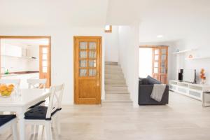 sala de estar blanca con mesa y sofá en Casa Betancuria, en San Bartolomé