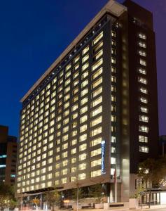 un gran edificio con un cartel en el costado en DoubleTree by Hilton Santiago - Vitacura en Santiago
