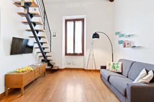 ein Wohnzimmer mit einem Sofa und einer Treppe in der Unterkunft Rifredi & Dalmazia Modern Loft in Florenz