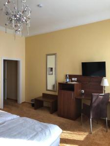 a bedroom with a bed and a desk and a mirror at Hotel Restaurant Nassauer Löwen in Nassau