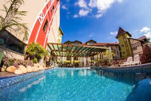 皮拉圖巴的住宿－Hotel Kirst，一座建筑物中央的游泳池