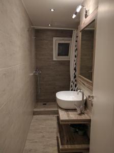 Kúpeľňa v ubytovaní Cozy apartment ideally located city center and Megaron Moussikis metro station