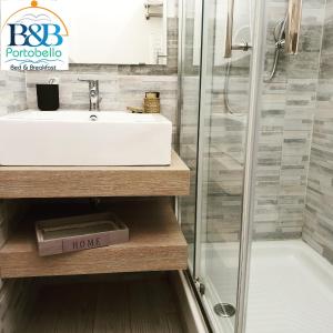 une salle de bain avec lavabo et douche dans l'établissement B&B Portobello, à Salerne