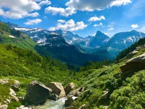 Blick auf ein Bergtal mit einem Fluss in der Unterkunft B&B Chalet Il Picchio in Varzo