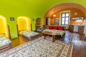 uma sala de estar com paredes verdes e amarelas em Ubytování 8 em Jaroměř