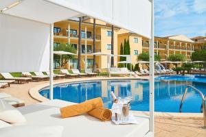 uitzicht op een zwembad in een hotel bij CM Mallorca Palace - Only Adults in Sa Coma