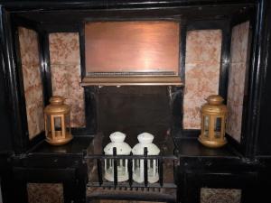 un grupo de jarrones y luces en un estante en Heritage City - The Auld Pottery en Edimburgo