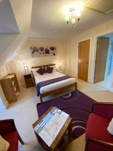 a hotel room with a bed and a table at Turi House in Canterbury +43 photos