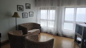 Μια τηλεόραση ή/και κέντρο ψυχαγωγίας στο Lila Ocean View Apartment