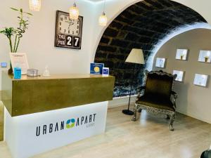 ポンタ・デルガダにあるUrban Apart - Azoresの椅子・時計付きの待合室