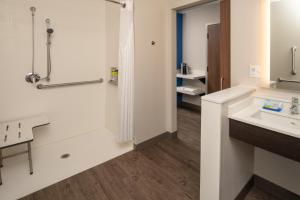 Koupelna v ubytování Holiday Inn Express & Suites - Camas, an IHG Hotel