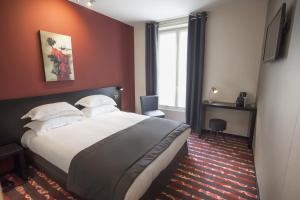 1 dormitorio con 1 cama grande y paredes rojas en Helussi Hôtel, en París