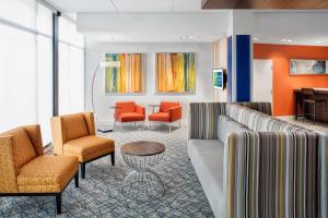 um átrio com um sofá, cadeiras e uma mesa em Holiday Inn Express East Peoria - Riverfront, an IHG Hotel em Peoria