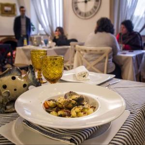 een bord eten op een tafel in een restaurant bij Il Vecchio e Il Mare Maratea in Maratea