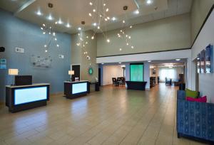 a lobby with a waiting area with televisions at Holiday Inn Express & Suites Birmingham South - Pelham by IHG in Pelham