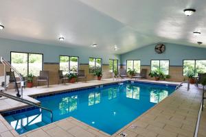 สระว่ายน้ำที่อยู่ใกล้ ๆ หรือใน Holiday Inn Express & Suites Birmingham South - Pelham, an IHG Hotel