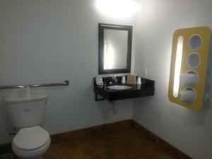 Ett badrum på Motel 6 Bell Gardens