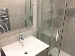 bagno con lavandino e doccia in vetro di STUDIO HYPERCENTRE-101 a Nizza