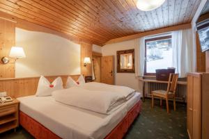 A bed or beds in a room at Gasthof Burkert