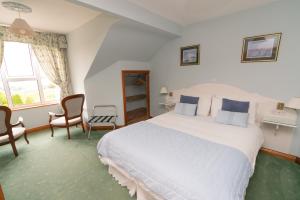 A bed or beds in a room at Arches Country House