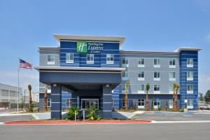 un immeuble de bureaux avec un panneau à l'avant dans l'établissement Holiday Inn Express Hotels & Suites Loma Linda, an IHG Hotel, à Loma Linda