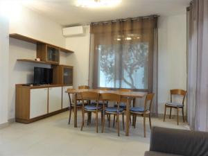 salon ze stołem jadalnym i krzesłami w obiekcie Villa Vittoria w Bibione