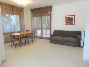salon ze stołem i kanapą w obiekcie Villa Vittoria w Bibione
