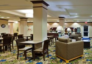 eine Hotellobby mit Tischen und Stühlen in der Unterkunft Holiday Inn Express Hotel Twin Falls, an IHG Hotel in Twin Falls