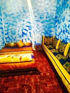 um quarto com duas camas num quarto com água em casa malek em Chefchaouene