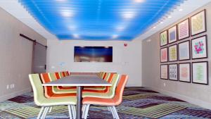 een tafel en stoelen met een blauw plafond bij Holiday Inn Express & Suites White Hall, an IHG Hotel in White Hall