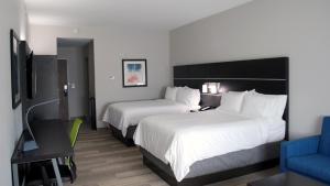 Säng eller sängar i ett rum på Holiday Inn Express & Suites White Hall, an IHG Hotel