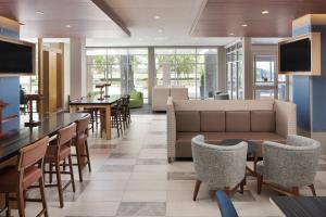 Salon oz. bar v nastanitvi Holiday Inn Express & Suites - Portland Airport - Cascade Stn, an IHG Hotel