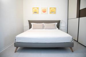 A bed or beds in a room at IseoLakeRental - La Villina - Zù