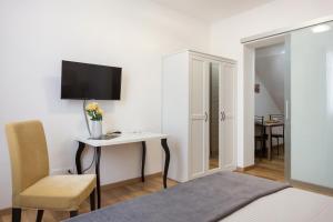 Televízia a/alebo spoločenská miestnosť v ubytovaní Centre Apartment Grotte Bianche