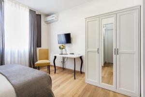 Televízia a/alebo spoločenská miestnosť v ubytovaní Centre Apartment Grotte Bianche