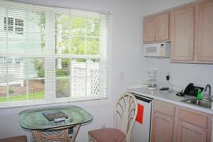een keuken met een tafel en een kleine tafel met stoelen bij Brunswick Plantation Golf Home 501L in Calabash