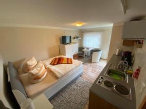 a small room with a bed and a kitchen at Ferienwohnung Lorenz in Korswandt